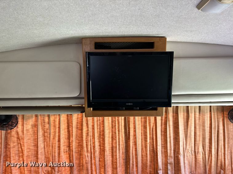 image for item NQ9354 1999 Fleetwood Discovery  RV