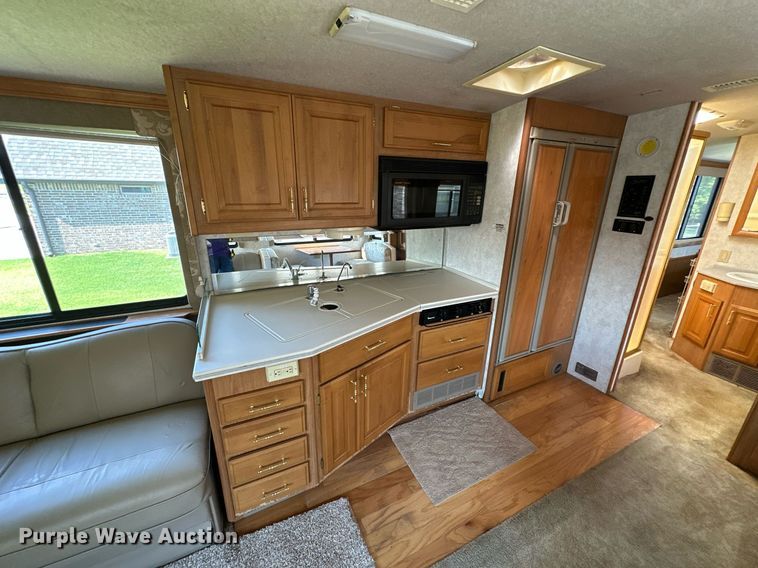 image for item NQ9354 1999 Fleetwood Discovery  RV