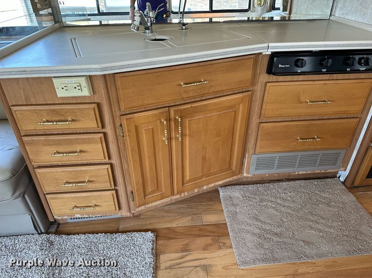 image for item NQ9354 1999 Fleetwood Discovery  RV