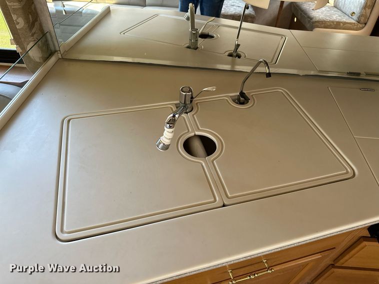 image for item NQ9354 1999 Fleetwood Discovery  RV