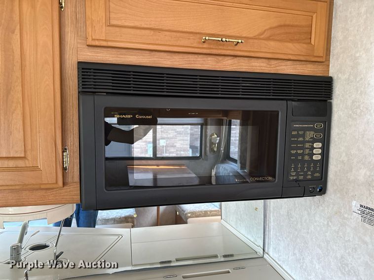 image for item NQ9354 1999 Fleetwood Discovery  RV