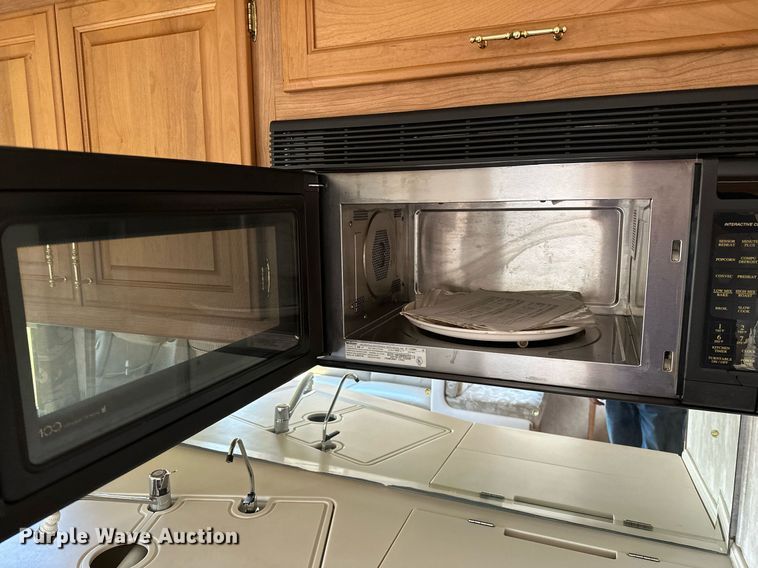 image for item NQ9354 1999 Fleetwood Discovery  RV