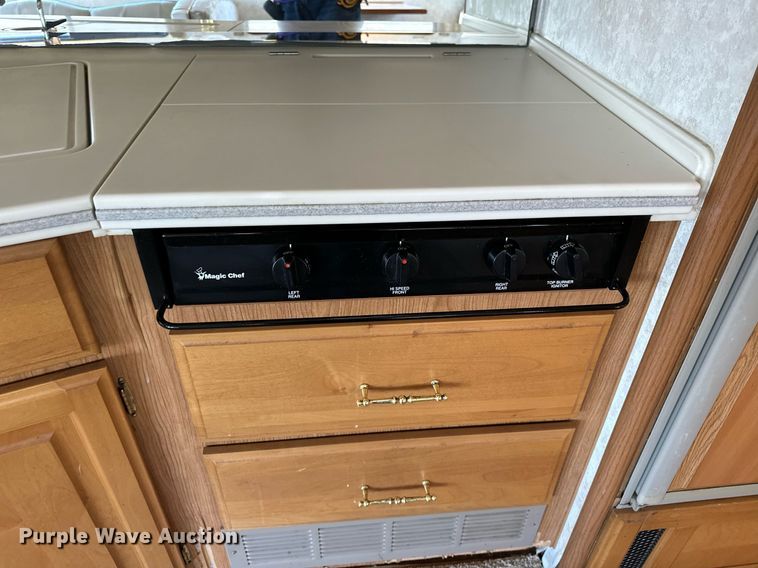 image for item NQ9354 1999 Fleetwood Discovery  RV