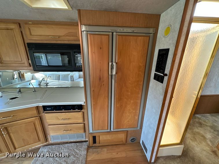image for item NQ9354 1999 Fleetwood Discovery  RV