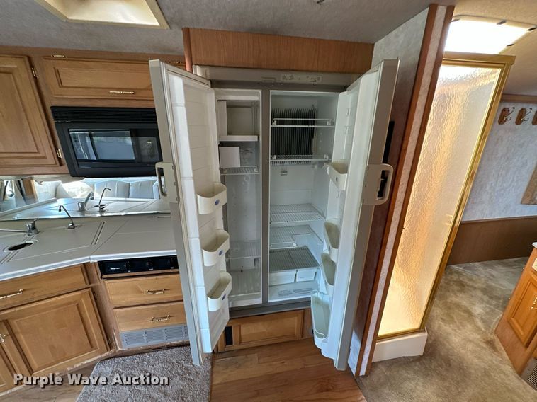 image for item NQ9354 1999 Fleetwood Discovery  RV