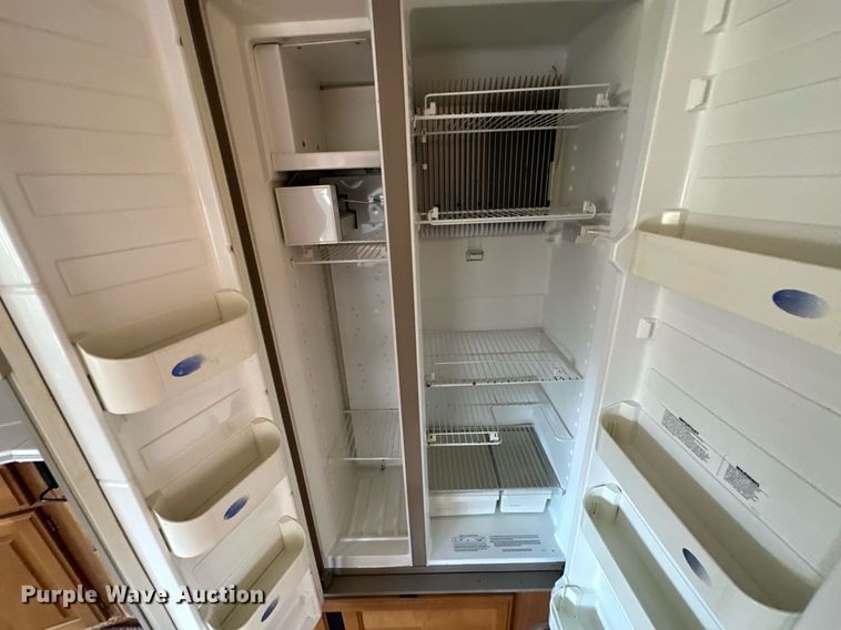 image for item NQ9354 1999 Fleetwood Discovery  RV