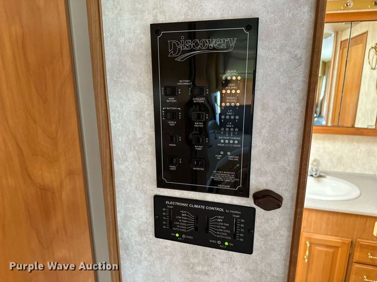 image for item NQ9354 1999 Fleetwood Discovery  RV