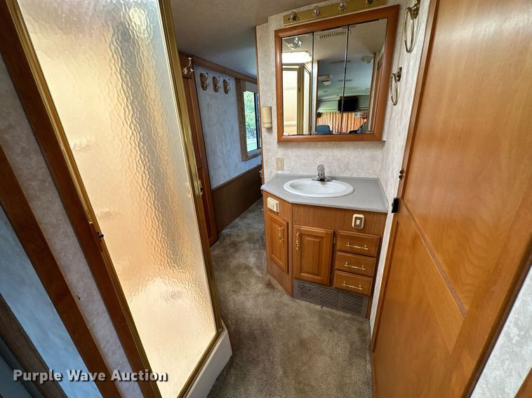 image for item NQ9354 1999 Fleetwood Discovery  RV