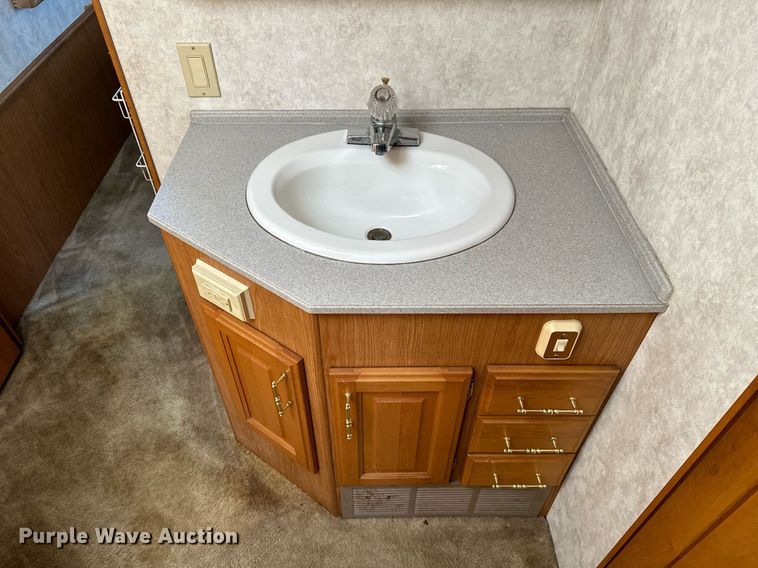 image for item NQ9354 1999 Fleetwood Discovery  RV