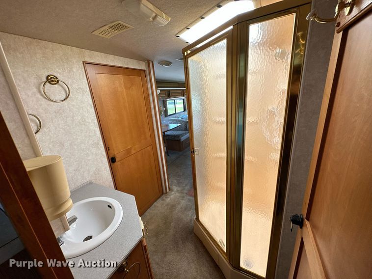 image for item NQ9354 1999 Fleetwood Discovery  RV