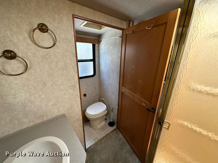 image for item NQ9354 1999 Fleetwood Discovery  RV