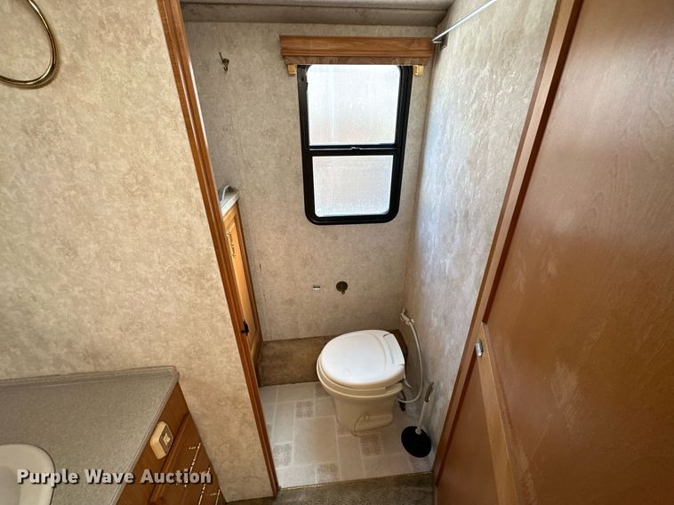 image for item NQ9354 1999 Fleetwood Discovery  RV