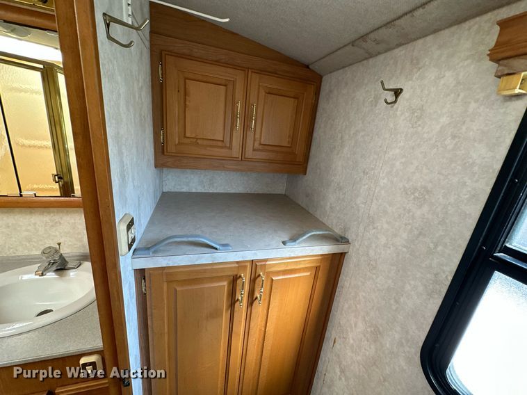 image for item NQ9354 1999 Fleetwood Discovery  RV