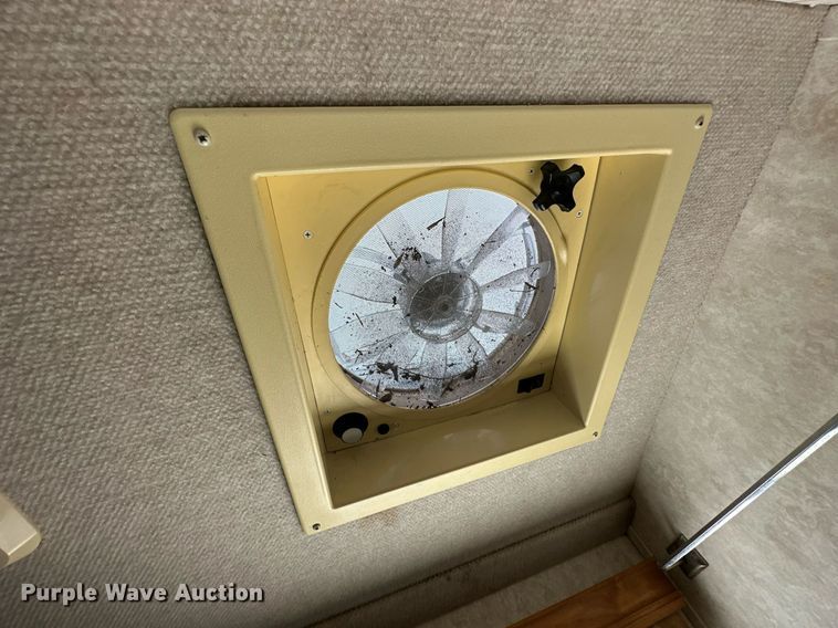 image for item NQ9354 1999 Fleetwood Discovery  RV