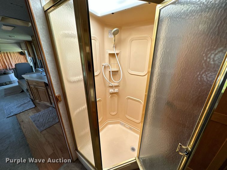 image for item NQ9354 1999 Fleetwood Discovery  RV