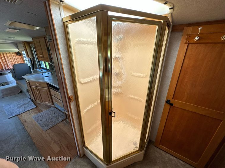 image for item NQ9354 1999 Fleetwood Discovery  RV