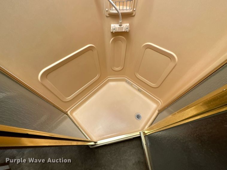 image for item NQ9354 1999 Fleetwood Discovery  RV