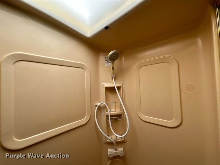 image for item NQ9354 1999 Fleetwood Discovery  RV