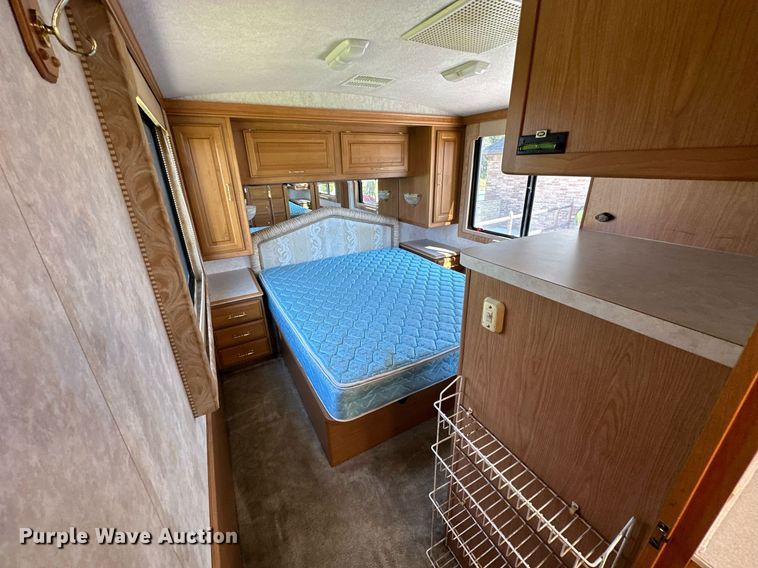 image for item NQ9354 1999 Fleetwood Discovery  RV