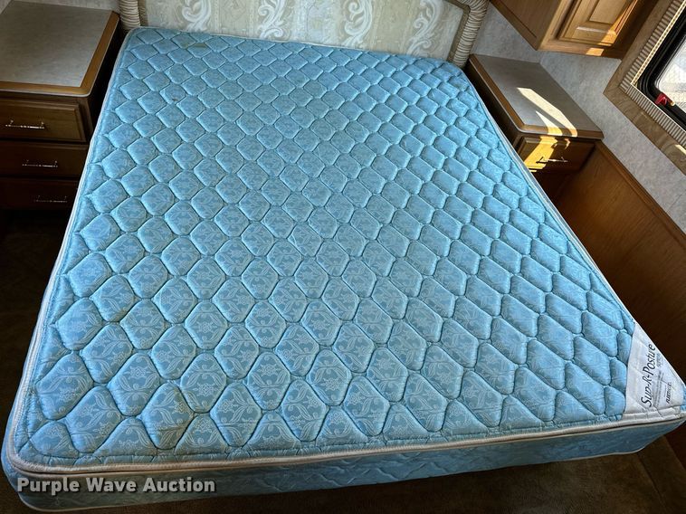 image for item NQ9354 1999 Fleetwood Discovery  RV