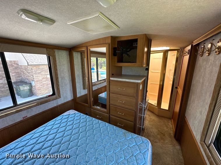 image for item NQ9354 1999 Fleetwood Discovery  RV