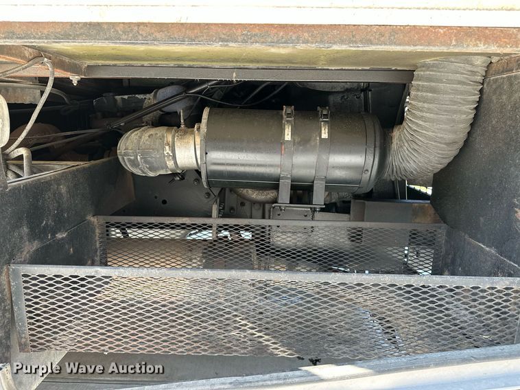 image for item NQ9354 1999 Fleetwood Discovery  RV