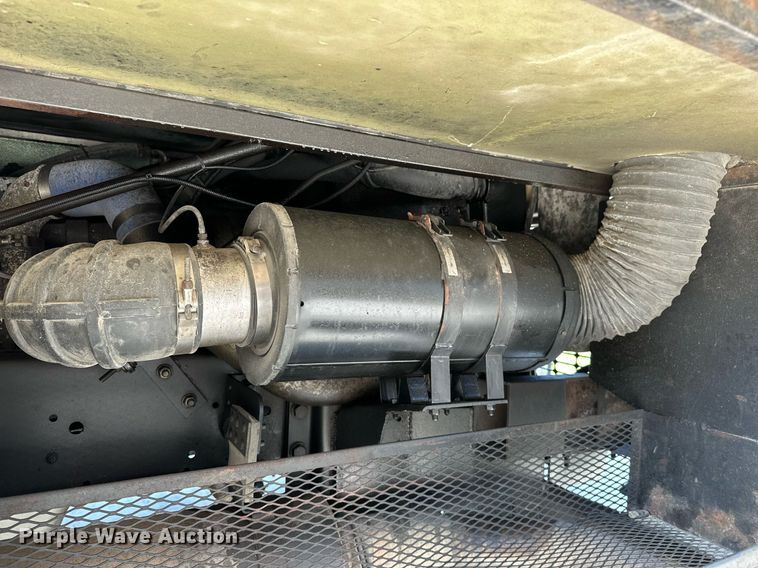 image for item NQ9354 1999 Fleetwood Discovery  RV