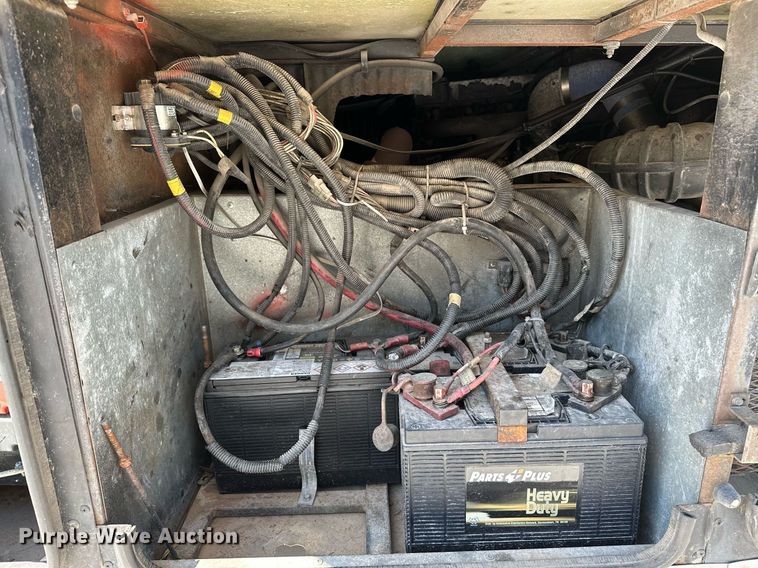 image for item NQ9354 1999 Fleetwood Discovery  RV