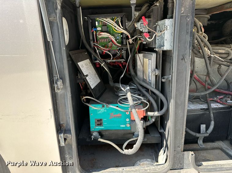 image for item NQ9354 1999 Fleetwood Discovery  RV