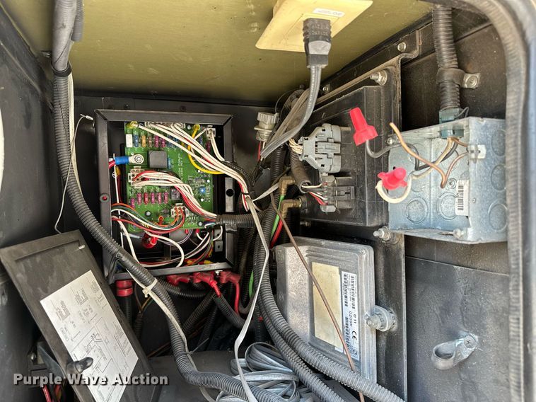 image for item NQ9354 1999 Fleetwood Discovery  RV