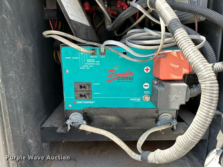 image for item NQ9354 1999 Fleetwood Discovery  RV