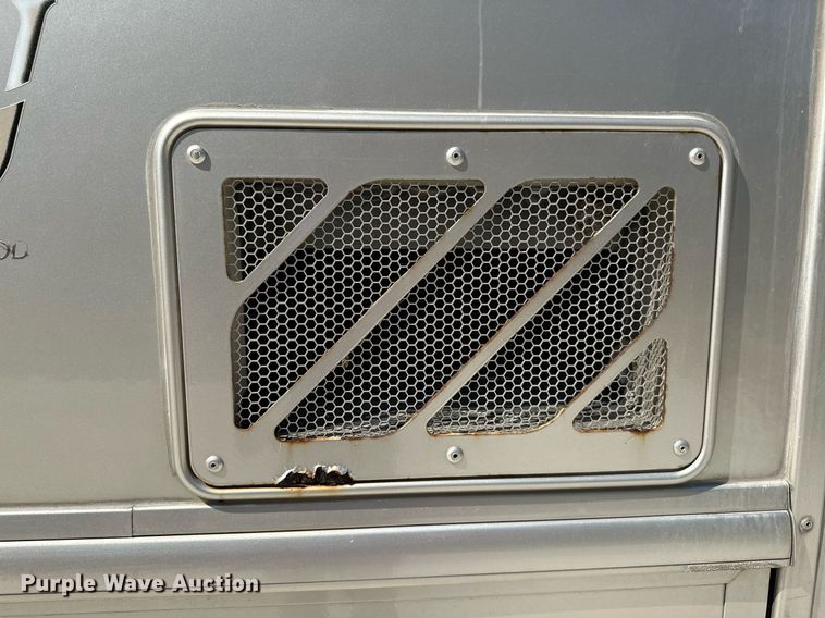 image for item NQ9354 1999 Fleetwood Discovery  RV