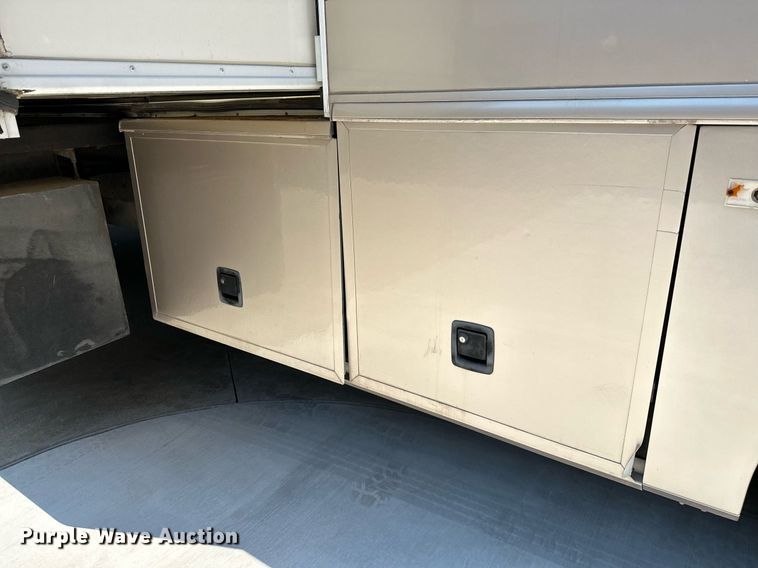 image for item NQ9354 1999 Fleetwood Discovery  RV