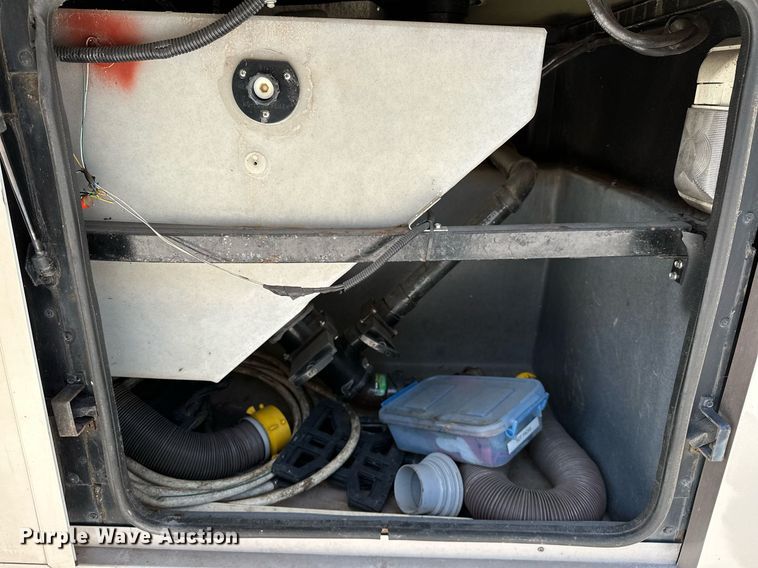 image for item NQ9354 1999 Fleetwood Discovery  RV