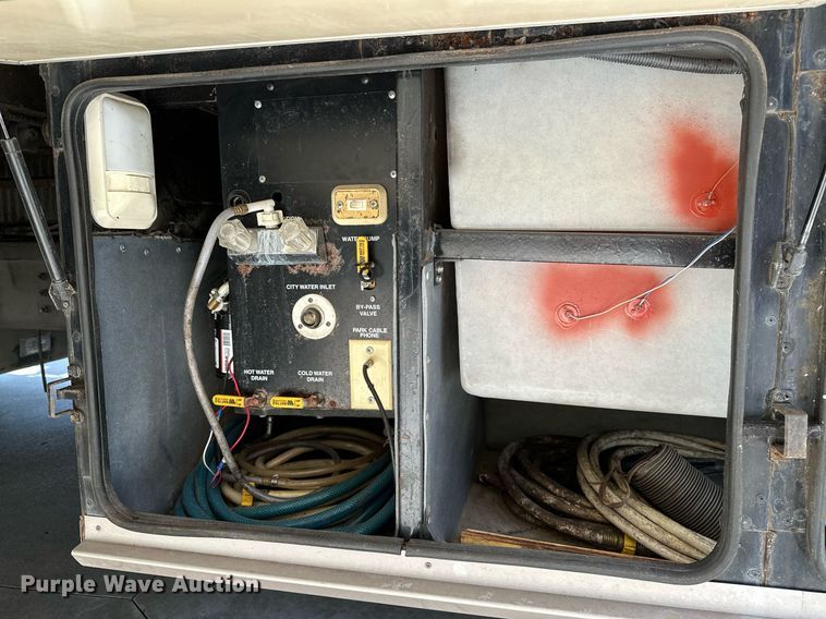 image for item NQ9354 1999 Fleetwood Discovery  RV