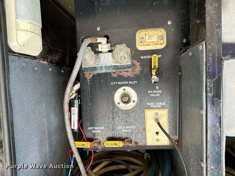 image for item NQ9354 1999 Fleetwood Discovery  RV