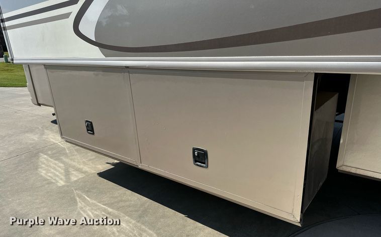 image for item NQ9354 1999 Fleetwood Discovery  RV