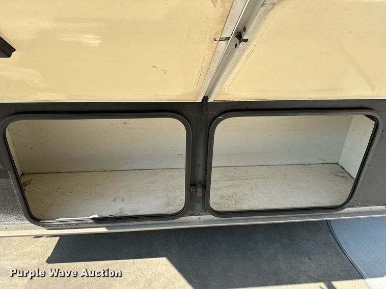 image for item NQ9354 1999 Fleetwood Discovery  RV