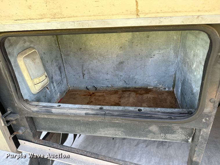 image for item NQ9354 1999 Fleetwood Discovery  RV