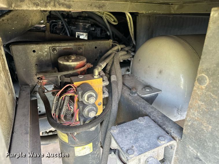 image for item NQ9354 1999 Fleetwood Discovery  RV