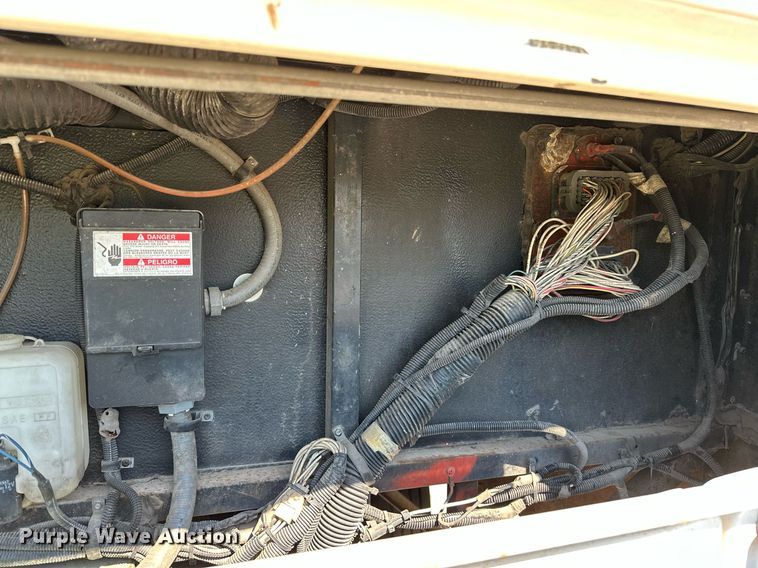 image for item NQ9354 1999 Fleetwood Discovery  RV