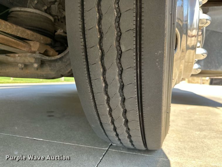 image for item NQ9354 1999 Fleetwood Discovery  RV