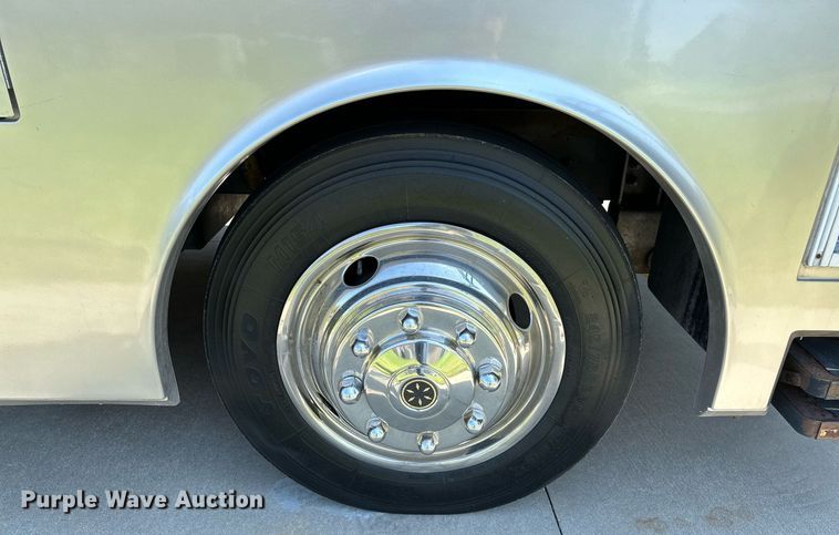 image for item NQ9354 1999 Fleetwood Discovery  RV