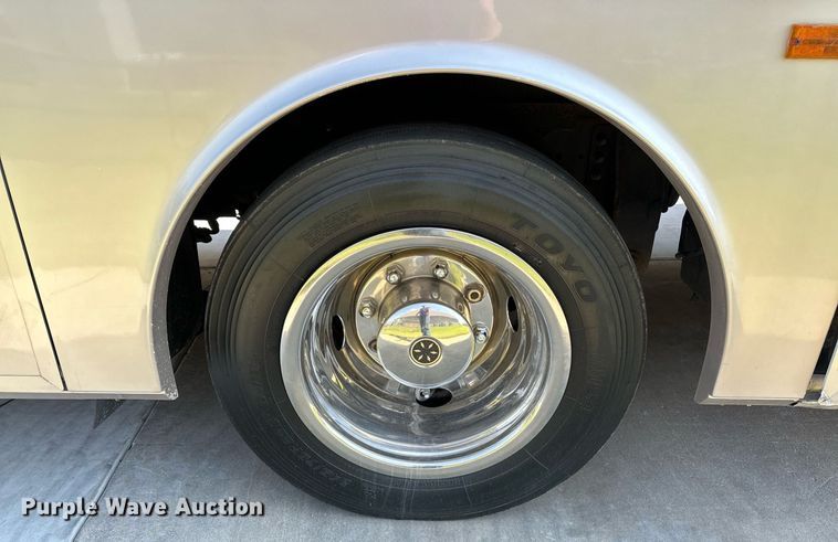 image for item NQ9354 1999 Fleetwood Discovery  RV