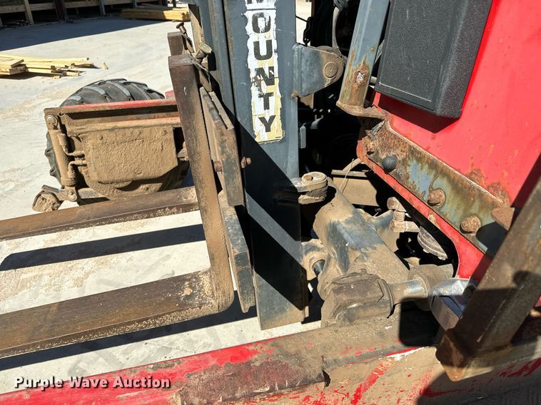 image for item NU9457 2001 Moffett  M5000 forklift