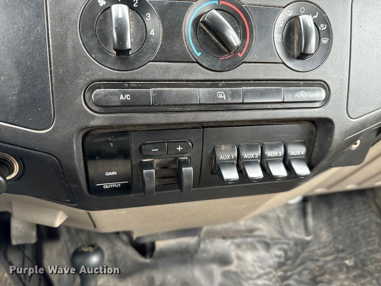 image for item NU9511 2008 Ford F450 Super Duty Crew Cab flatbed truck