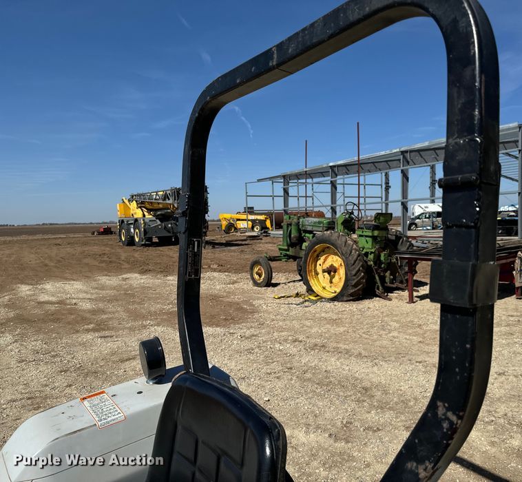 image for item NU9520 New Holland  1715 tractor