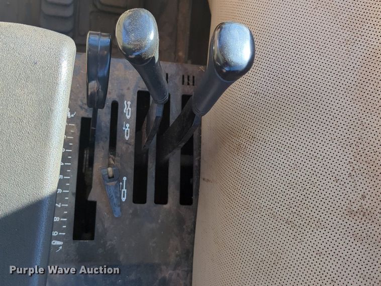 image for item NZ9335 2009 John Deere 5101E MFWD tractor