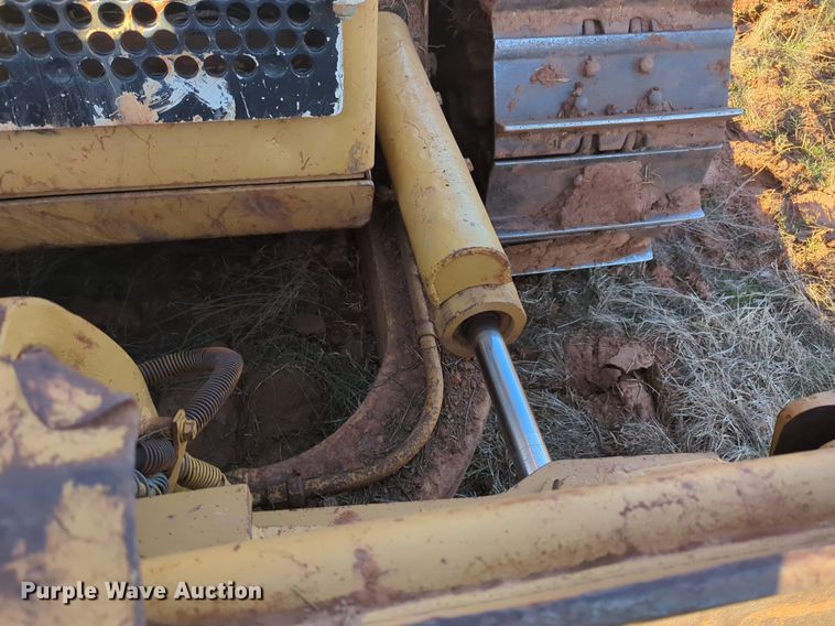 image for item NZ9342 1987 Caterpillar D4H dozer