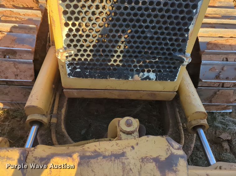 image for item NZ9342 1987 Caterpillar D4H dozer